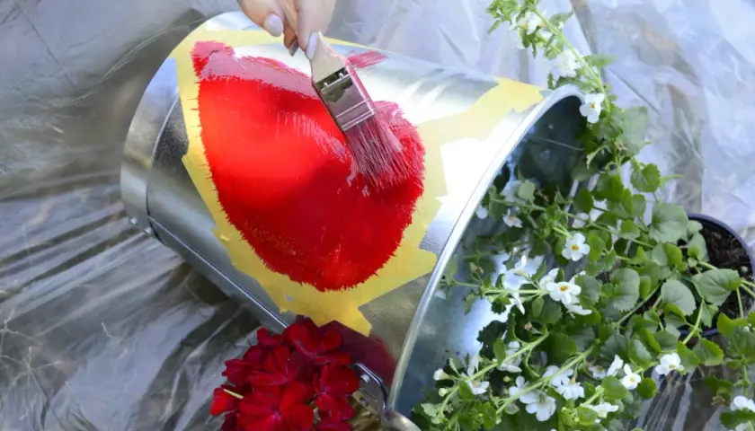 Wylewające się kwiaty z doniczki: Praktyczny przewodnik DIY