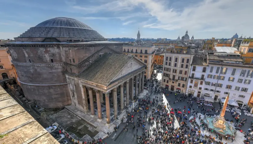 Piazza gremita davanti al Pantheon, capolavoro di Agrippa, con la sua cupola imponente e la fontana centrale.