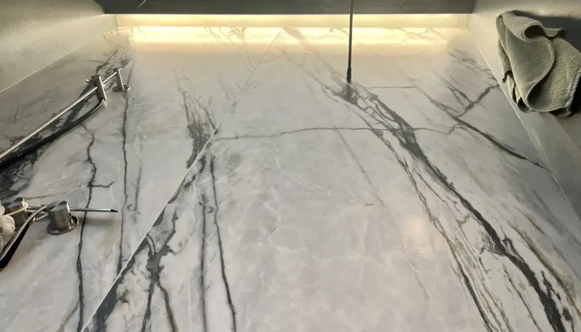 Doccia con piastrelle effetto marmo bianco e venature nere. Per trovare piastrelle uguali, osserva attentamente il disegno delle venature.