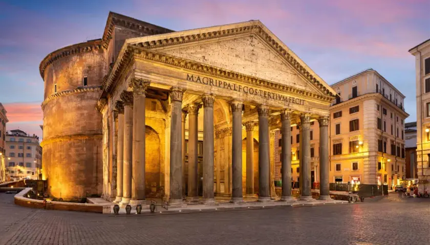 Le Panthéon de Rome, majestueux sous un ciel crépusculaire, se dresse avec ses colonnes imposantes. Un monument antique qui traverse le temps.
