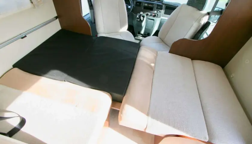 Montage lit dinette camping-car Fiat Ducato. Un espace confortable pour se reposer après une journée d'aventure.