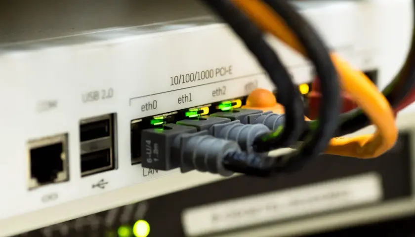 Kabel ethernet podłączony do portu LAN. Zielone diody sygnalizują połączenie. Jak podłączyć kabel ethernet do komputera? Proste!