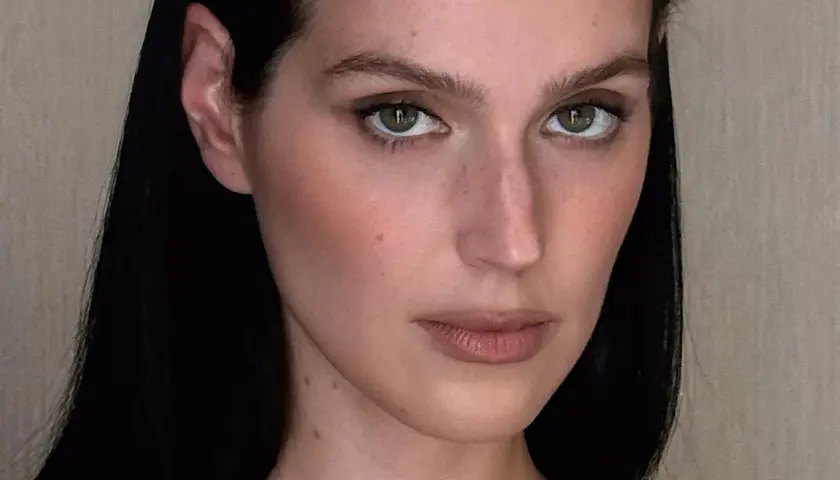 Maquillaje sutil para ojos hundidos, resaltando la mirada con tonos neutros y un toque de rubor.