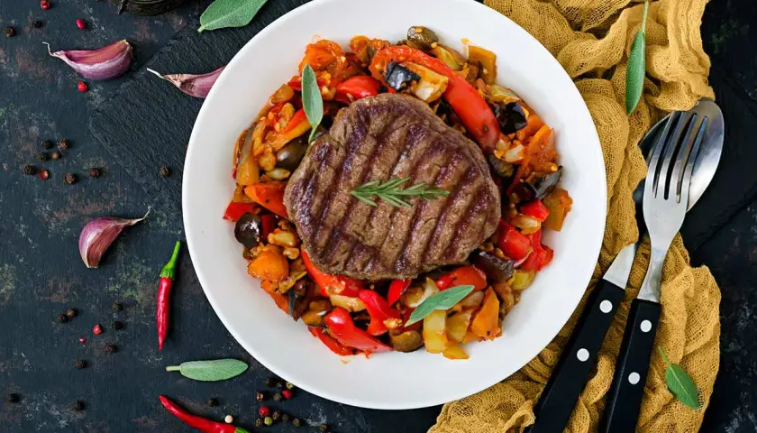 En saftig steak minute serveras med en färgstark ratatouille.
