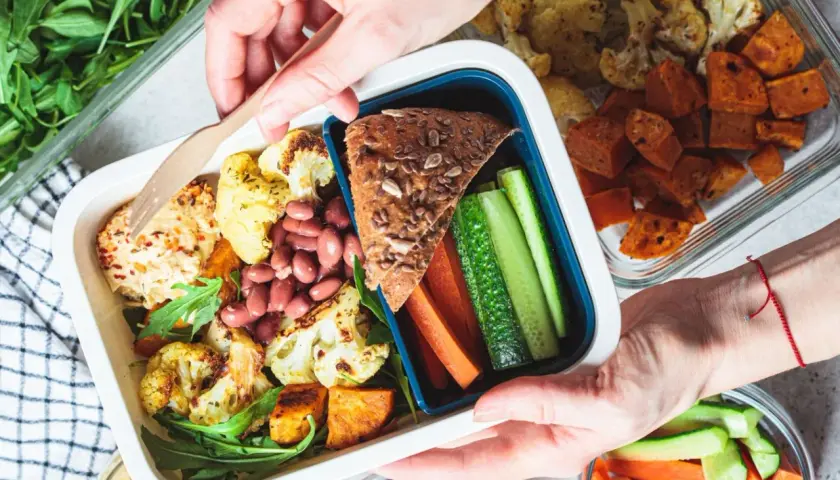 Zdrowa dieta pudełkowa dla dzieci: kolorowe warzywa, fasola, pieczone bataty i kalafior. Idealny lunchbox na wynos.