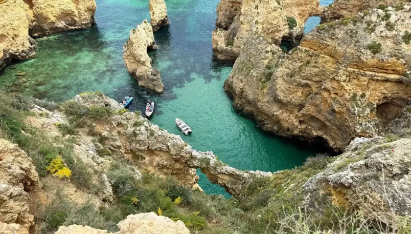 Un plan perfecto para el Algarve en 7 días: explora calas escondidas y aguas turquesas en barco.