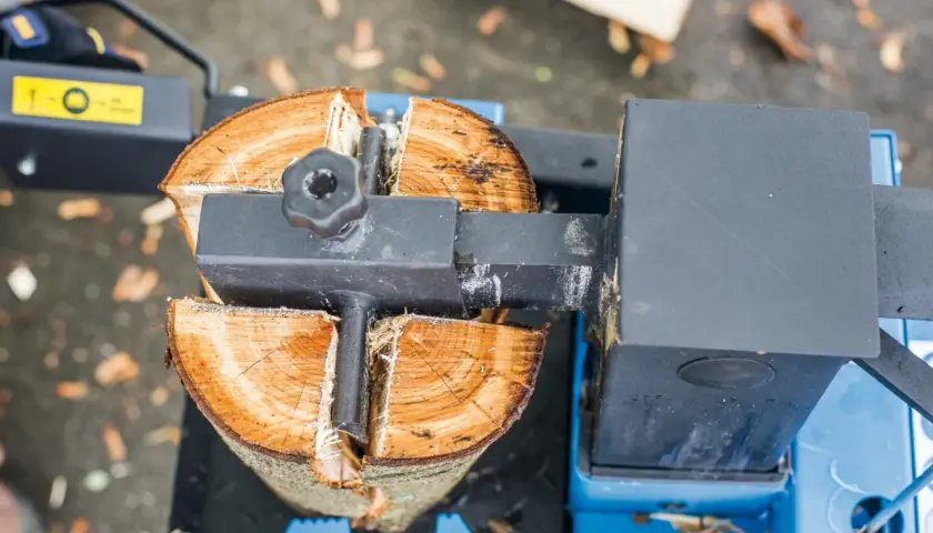 Holzspalter von Bayerwald Maschinen spaltet einen Holzstamm.