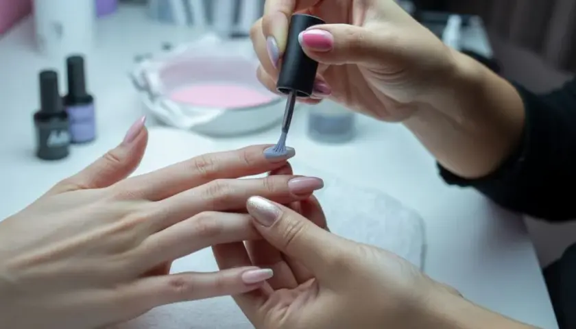 Jak zrobić manicure tytanowy w domu – proste kroki i najlepsze produkty