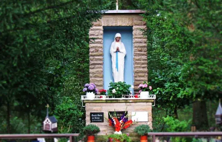 Jak zrobić kapliczkę w ogrodzie – prosty poradnik krok po kroku dla każdego