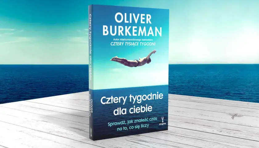 Książka "Cztery tysiące tygodni" Olivera Burkeman, z nurkiem na okładce, zachęca do refleksji nad czasem.