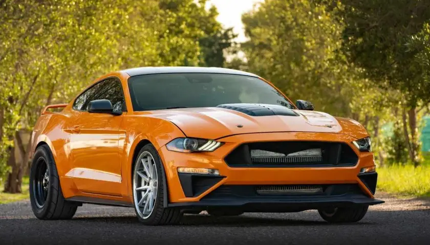 Pomarańczowy Mustang z USA, idealny do sprawdzenia na drodze.