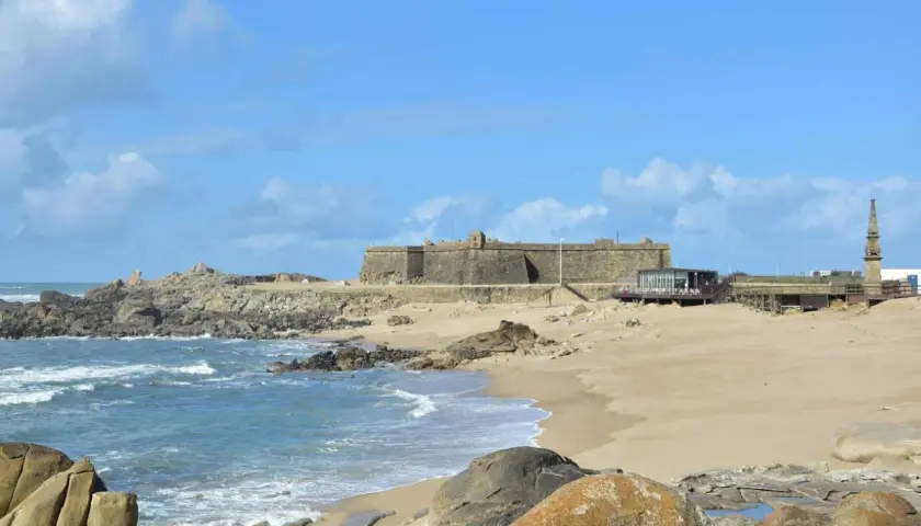 Fortaleza histórica junto a las playas de Oporto, con rocas y el mar Atlántico.