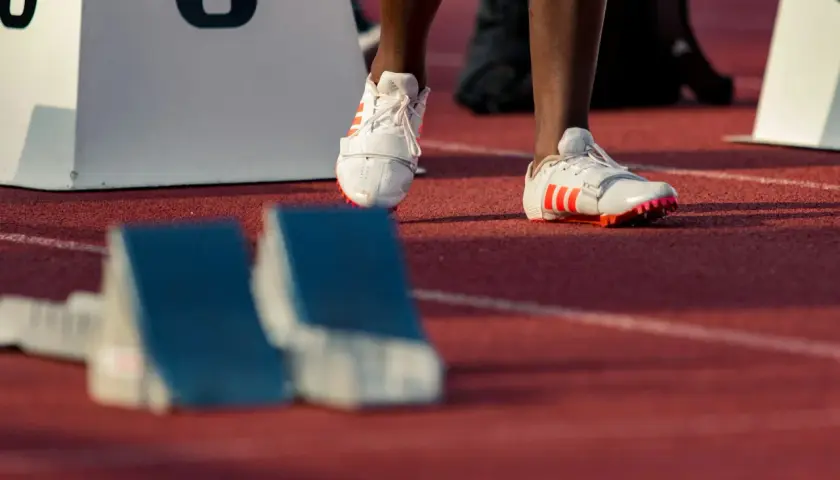 Lekkoatleta w butach z kolcami czeka na starcie, kiedy mistrzostwa świata w lekkoatletyce.