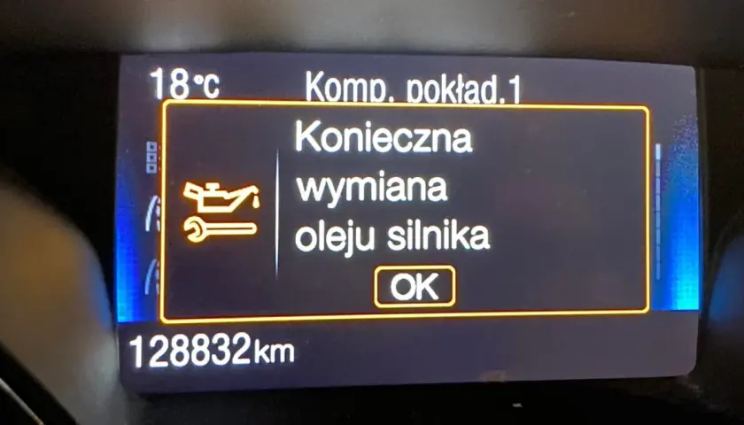 Komputer pokładowy informuje o koniecznej wymianie oleju silnika. Przebieg 128832 km.