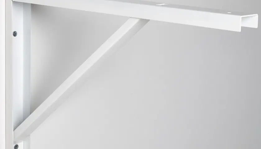 Équerre blanche fixée au mur, prête à supporter un poids sur son côté le plus long.