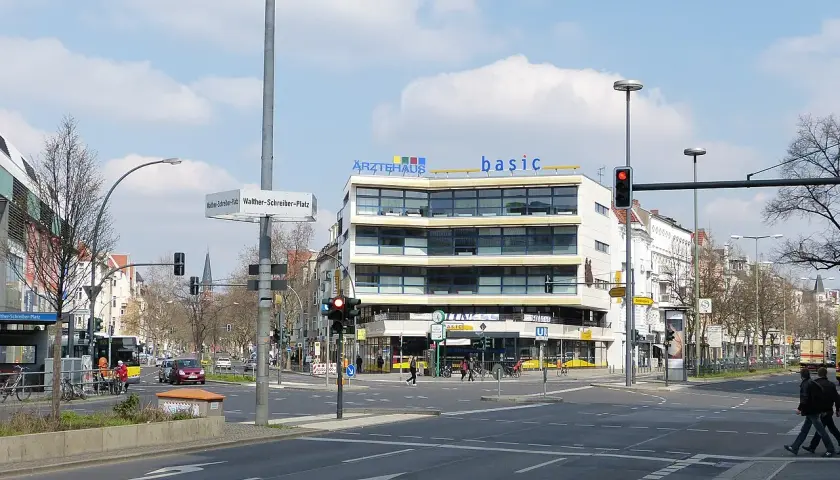 Kreuzung am Walther-Schreiber-Platz mit dem Ärztehaus und dem Supermarkt "basic".