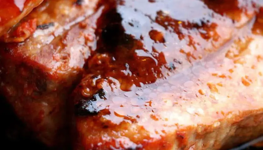 Travers de porc juteux, nappés d'une sauce barbecue brillante. La marinade travers de porc barbecue a caramélisé à la perfection.