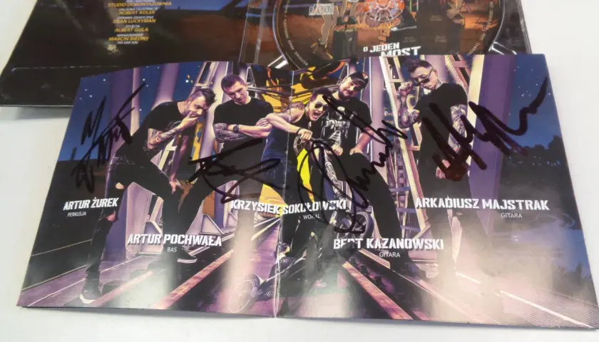 Autografy członków zespołu Nocny Kochanek na okładce płyty.