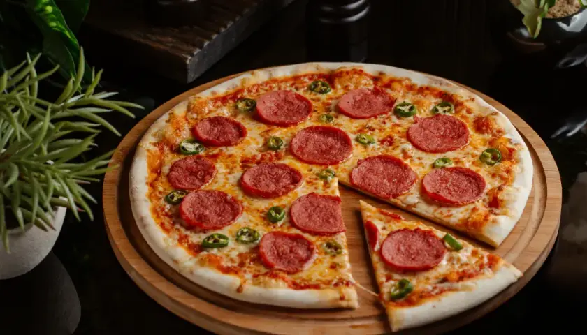 Pizza z salami: jakie dodatki pokochasz? Sprawdź nasze propozycje