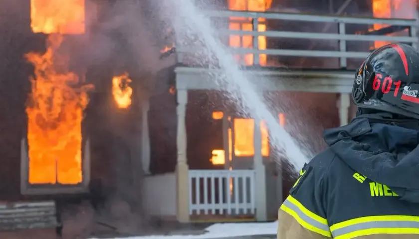 Strażak w hełmie z numerem 601 walczy z płomieniami. Słychać **call for fire** - syreny alarmowe wzywają do akcji.