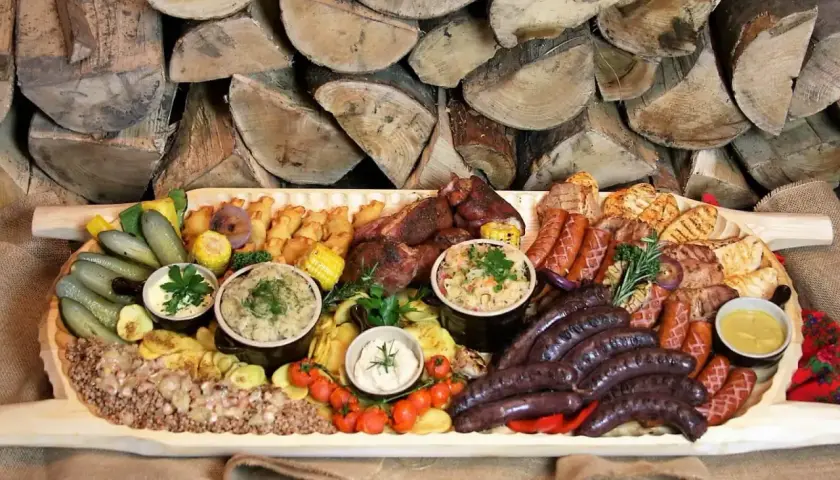 Bogata deska mięs i dodatków, idealna na góralskie przyjęcie. Sprawdź borowa chata menu cennik.