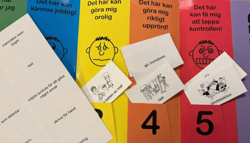 Kort med text och bilder om stress. En del kort har illustrationer av personer med yvigt hår.
