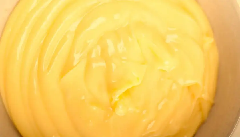 Crema pasticcera liscia e vellutata, pronta per farcire dolci deliziosi, preparata con il Bimby.