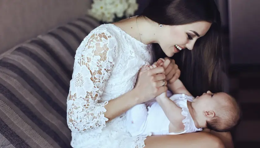 Jak ubrać się na chrzciny? Modne stylizacje bez modowych wpadek