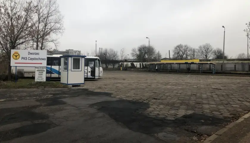 Pusta pętla autobusowa PKS Częstochowa z kilkoma autobusami i wiatami.