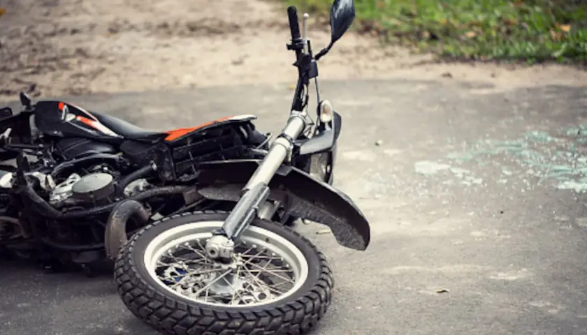 Una moto accidentada y tirada en el suelo. Parece que alguien intentó como desahogar una moto, pero el resultado fue este.