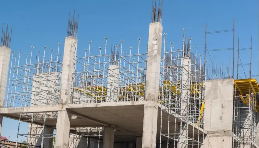 Budowa betonowego stropu z rusztowaniami i zbrojeniem.