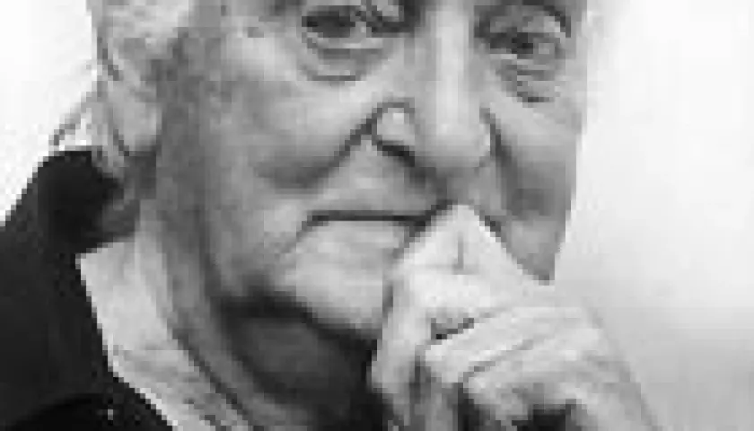 Portret starszego mężczyzny, Edwarda Hartwiga, z dłonią przy ustach, w czarno-białej tonacji.