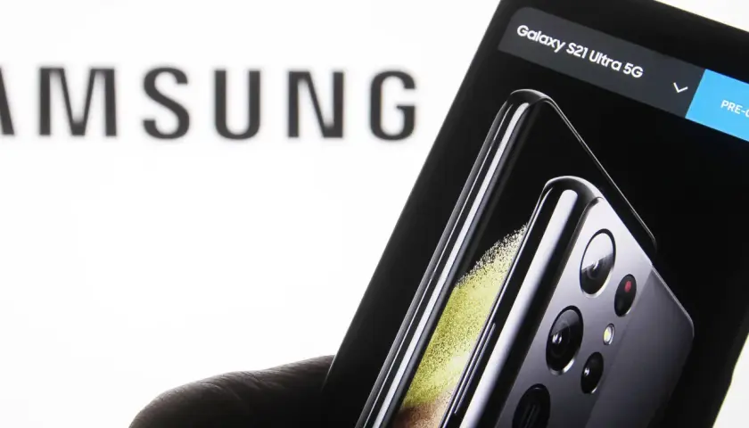Samsung Galaxy S21 Ultra 5G mit Fokus auf die Kamera. Überlegung, 5G ausschalten Samsung für Akkulaufzeit.