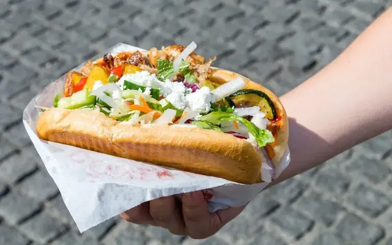 Ile kalorii ma kebab box z frytkami? Zaskakujące fakty o kaloriach