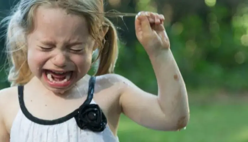 Niña rubia llorando desconsoladamente, con la boca abierta y los ojos cerrados. Parece que está pasando por los terribles 4 años.