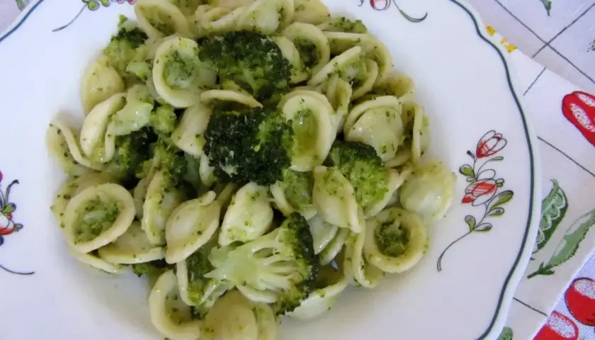 Makaron orecchiette z brokułami w sosie pesto. Proste i pyszne danie, które świetnie smakuje samo lub z dodatkiem parmezanu.