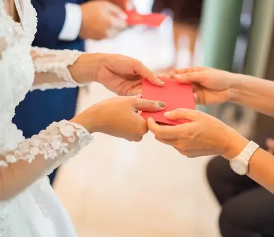 Ile chrzestni dają na wesele? Odkryj standardowe kwoty prezentów