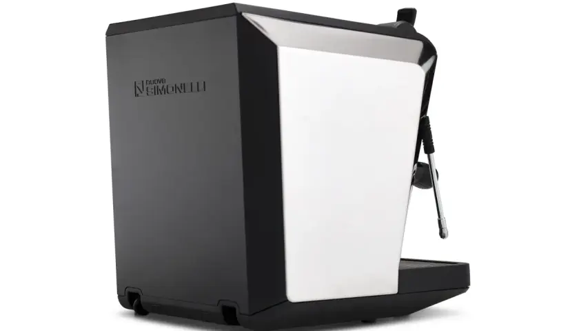Elegancki ekspres do kawy Nuova Simonelli Oscar II w czarno-białej kolorystyce, z chromowaną dyszą pary.