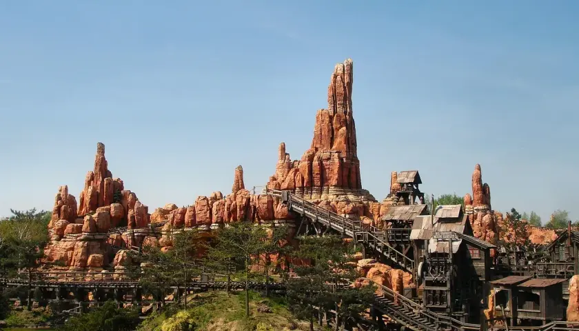 Wielka Góra w Disneylandzie, idealne miejsce na przygodę. Zastanawiasz się, ile kosztuje bilet do Disneylandu, by tu dotrzeć?