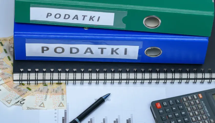 Dwa segregator "Podatki", pieniądze, kalkulator i wykresy. Planowanie przychodu i wydatków.