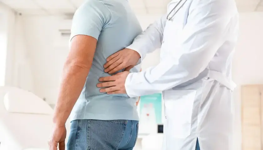 Mężczyzna u urologa: Kiedy wizyta ratuje życie? Sprawdź objawy!