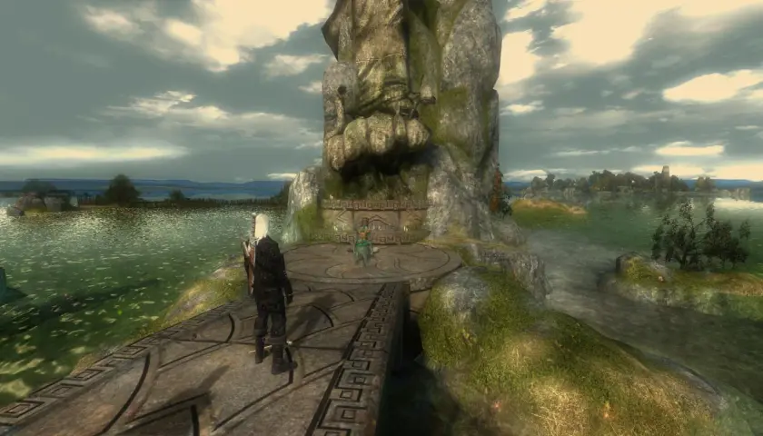 Geralt na platformie przed kamienną rzeźbą, w tle jezioro i miasto. Wygląda jak z ulepszeń do Wiedźmin 1.