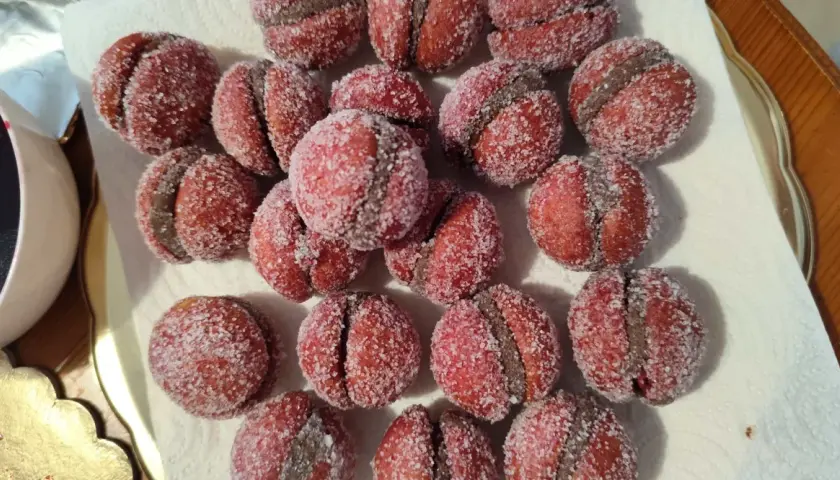 Dolci pesche di prato, ricoperte di zucchero scintillante, pronte per essere gustate.