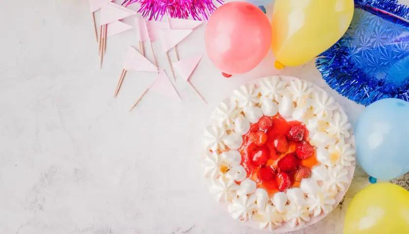 Torta fragole e panna, palloncini colorati e festoni: tutto pronto per un invito compleanno indimenticabile!