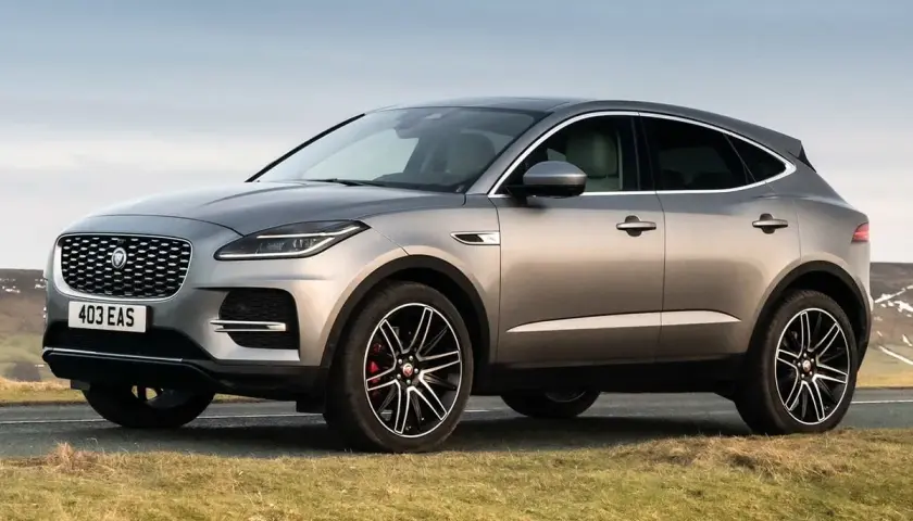 Un Jaguar E-Pace plateado, listo para la aventura. Las opiniones sobre este SUV compacto son muy positivas.
