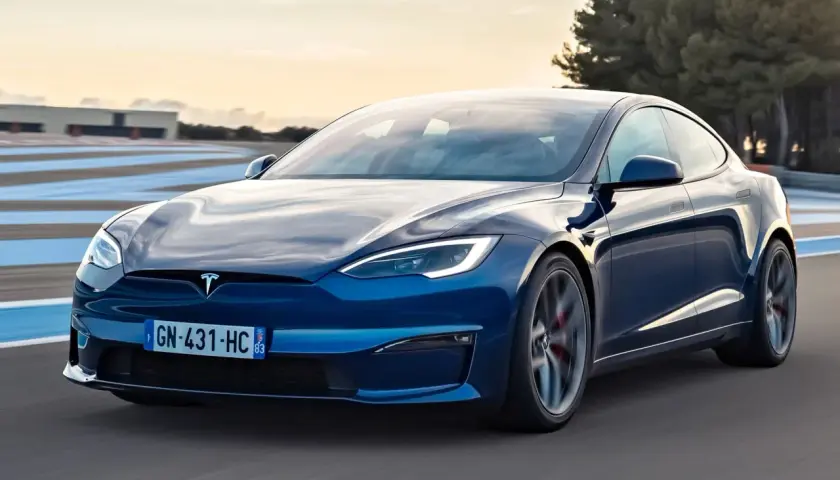 Niebieski Tesla Model S na torze wyścigowym. Sprawdź aktualną tesla cena i osiągi tego elektrycznego cudu.