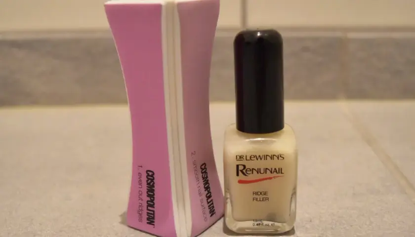 Nagelvårdsset med fil och ridge filler. Den rosa filen jämnar ut och slätar ut naglarna, medan flaskan med "Renunail Ridge Filler" är bäst i test för att ge en jämn yta.