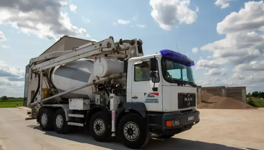 Betoniarka z pompą gotowa do pracy. Sprawdź, jaka jest kubik betonu cena i zamów transport.