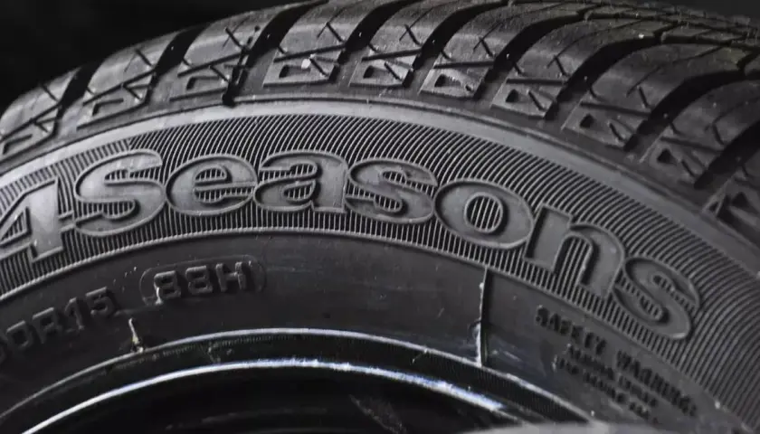 Zbliżenie na oponę z napisem "4Seasons", idealną do test opon całorocznych. Widać bieżnik i oznaczenia rozmiaru.