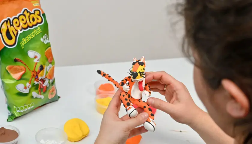 Zabawa z masą plastyczną to świetny pomysł, w co się bawić z dziećmi. Tworzenie postaci z Cheetosów to frajda!